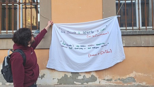 Lo striscione affisso al Da Vinci di Alba