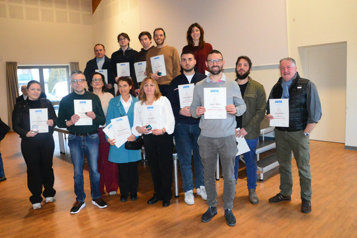 Alcuni dei donatori premiati nell'ultima assemblea dell'Avis di Alba Alcuni dei donatori premiati nell'ultima assemblea dell'Avis di Alba