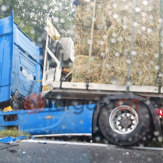 Scontro tra due mezzi pesanti prima dell'Olla a Gaiola: uno finisce fuori strada. Riaperta al transito la statale 21