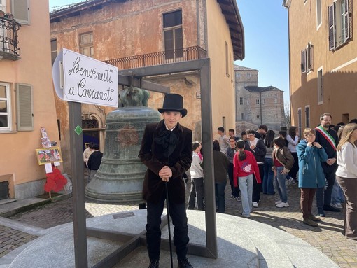 Giacomo Leopardi accoglie i visitatori a "Carranati"