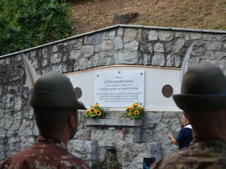 La benedizione della targa commemorativa