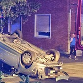 Viale Partigiani bloccato in entrambi i sensi per un'auto ribaltata Viale Partigiani bloccato in entrambi i sensi per un'auto ribaltata