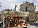 La giostra dei cavalli per l'allestimento della Mostra dell'Artigianato La giostra dei cavalli per l'allestimento della Mostra dell'Artigianato