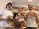 Enrico, Morena e Luca con il pane e i grissini dal sapore straordinario