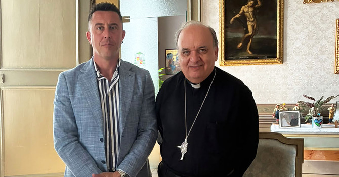 Il presidente di Coldiretti Cuneo Enrico Nada col vescovo di Alba, monsignor Marco Brunetti Il presidente di Coldiretti Cuneo Enrico Nada col vescovo di Alba, monsignor Marco Brunetti
