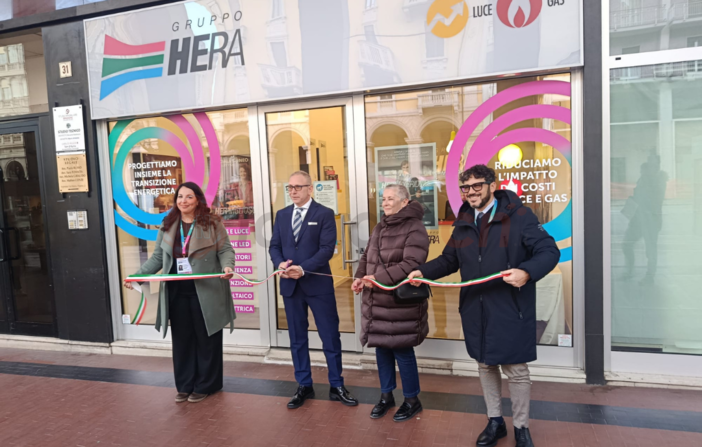 Il taglio del nastro per l'inaugurazione dello sportello Hera di Cuneo