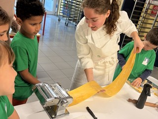 Alcuni momenti dell’istruttivo incontro alla scuola “Rodari” con i bambini intenti a seguire la singolare “lezione” di cucina. Alcuni momenti dell’istruttivo incontro alla scuola “Rodari” con i bambini intenti a seguire la singolare “lezione” di cucina.