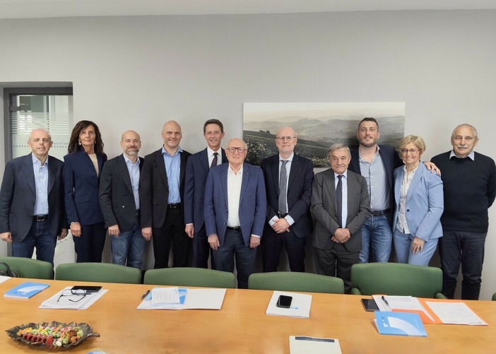 Nella foto, da sinistra, presenti all’incontro: l’amministratore delegato di Symed e del Poliambulatorio San Paolo di Alba, Luciano Cane, il vice direttore ACA Silvia Anselmo, il direttore di Ascom Fossano Paolo Germiniasi, il direttore di Ascom Savigliano e vice presidente Symed Giulio Giletta, il direttore ACA Fabrizio Pace, il presidente Symed Camillo Scimone, il direttore di Ascom Bra e vice presidente Symed Luigi Barbero, il presidente ACA Giuliano Viglione, il responsabile commerciale Symed Federico Borsotto, la funzionaria di Ascom Bra Luisa Mazzucato e Agostino Gribaudo, già presidente di Ascom Savigliano.