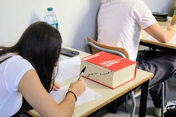 Maturità 2026, oggi la seconda prova: al Classico è caccia a Seneca e Cicerone per il Latino, allo Scientifico la sfida con lo studio di funzione e i problemi di realtà Maturità 2026, oggi la seconda prova: al Classico è caccia a Seneca e Cicerone per il Latino, allo Scientifico la sfida con lo studio di funzione e i problemi di realtà