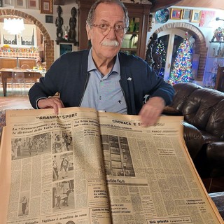 Luigi Botta sfoglia un'edizione de La Gazzetta del Popolo