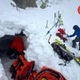 I soccorsi hanno impegnato il servizio di emergenza di Azienda Zero, il Soccorso Alpino e Speleologico Piemontese e i Vigili del Fuoco con una squadra Saf partita da Cuneo e l'elicottero Drago partito da Torino
