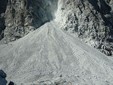 Particolare del cono detritico, con in evidenza, sulla parte a destra, l’accumulo recente più chiaro (foto Arpa Piemonte)