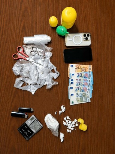 Spaccio di cocaina a Cherasco: fermato dai Carabinieri durante lo scambio, in casa nascondeva altri 75 grammi