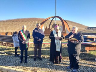 Nelle foto alcuni momenti dell'inaugurazione e della presentazione tenuta presso la cantina Terre del Barolo