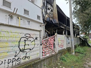 Lo stabile distrutto: in corso le verifiche dei Vigili del Fuoco Lo stabile distrutto: in corso le verifiche dei Vigili del Fuoco