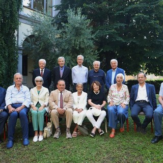 I partecipanti alla riunione di classe tenuta sabato nei locali del "Liceo Govone" di Alba (Foto Murialdo - Muratore)
