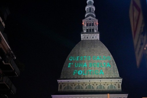 31 luglio: la scritta proiettata sulla facciata della Mole Antonelliana a Torino dal movimento Extinction Rebellion