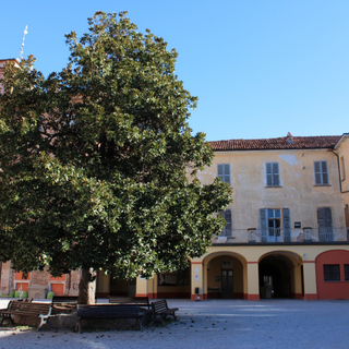 Bra, riapre a tempo pieno il parcheggio nel cortile delle scuole “Maschili”