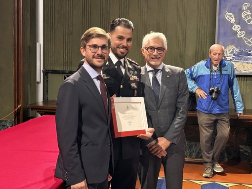 Il comandante Santoro col sindaco Alberto Gatto e l'ex primo cittadino Carlo Bo Il comandante Santoro col sindaco Alberto Gatto e l'ex primo cittadino Carlo Bo
