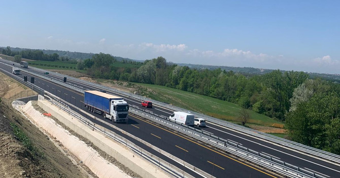 L'Asti-Cuneo nel tratto compreso tra Alba Ovest e Cherasco, appena ultimato