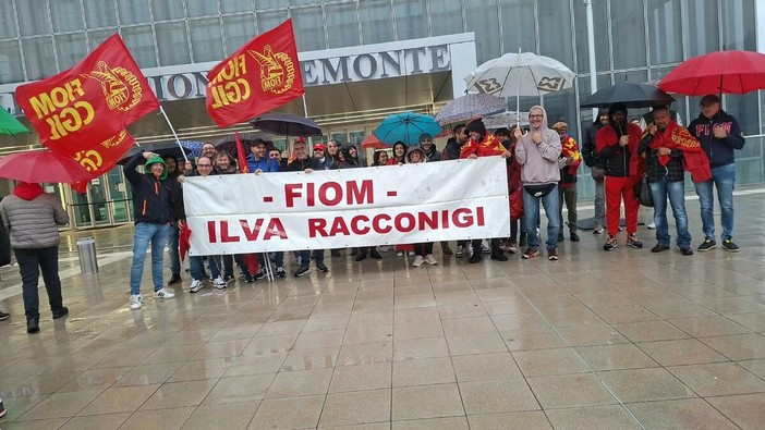 La rappresentanza Fiom di Racconigi davanti al Grattacielo della Regione Piemonte La rappresentanza Fiom di Racconigi davanti al Grattacielo della Regione Piemonte