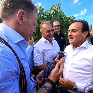 Il ministero Lollobrigida col governatore Cirio nel vigneto dell'azienda Sandrone