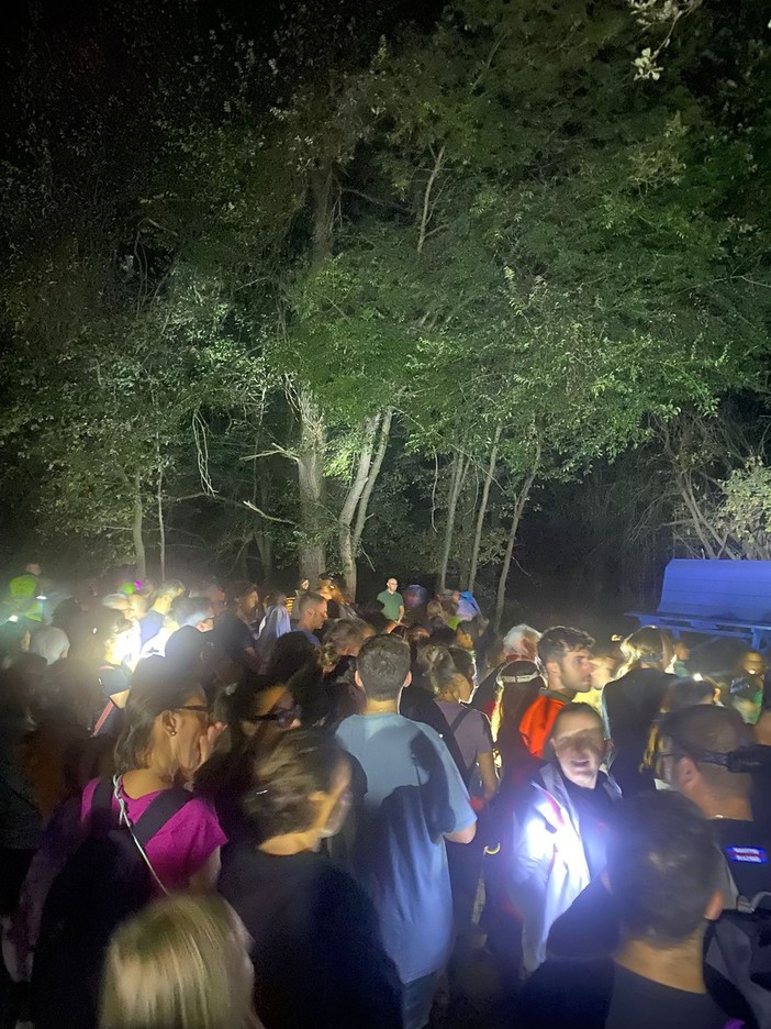Alcuni momenti dell'emozionante serata dedicata alla passeggiata notturna nel bosco del Merlino a Caramagna, guidata dai cacciatori e animata dalla compagnia teatrale &quot;Le ragazze dell'Unitre&quot;