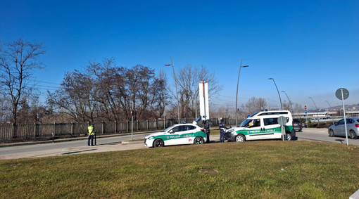Alba, controlli della Polizia Locale: due patenti ritirate, altrettanti mezzi sospesi dalla circolazione per mancata revisione