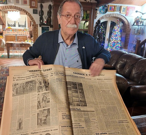 Luigi Botta sfoglia un'edizione de La Gazzetta del Popolo