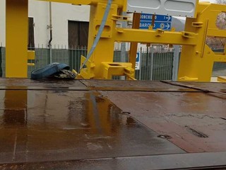 Le immagini che testimoniano la posa delle cinghie con le quali il carico era stato ancorato e la presenza delle cinghie dopo l'incidente