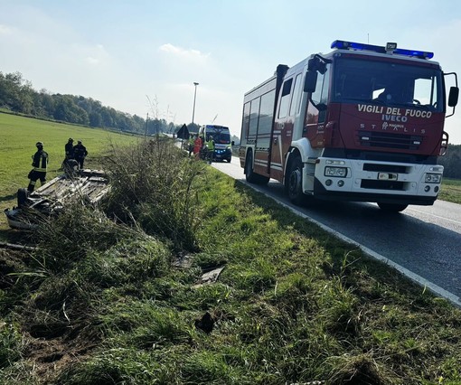 Auto esce di strada e si ribalta sulla SP165 Auto esce di strada e si ribalta sulla SP165