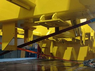 Le immagini che testimoniano la posa delle cinghie con le quali il carico era stato ancorato e la presenza delle cinghie dopo l'incidente