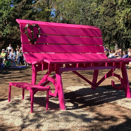 La big bench dell'associazione La cura nello Sguardo a Busca