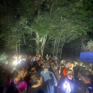 Alcuni momenti dell'emozionante serata dedicata alla passeggiata notturna nel bosco del Merlino a Caramagna, guidata dai cacciatori e animata dalla compagnia teatrale &quot;Le ragazze dell'Unitre&quot;