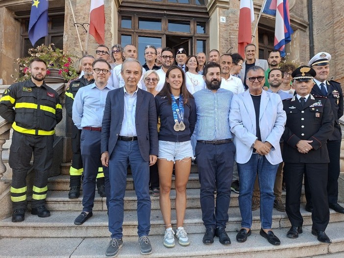 Anita Gastaldi insieme ai familiari e alle autorità al termine della premiazione Anita Gastaldi insieme ai familiari e alle autorità al termine della premiazione