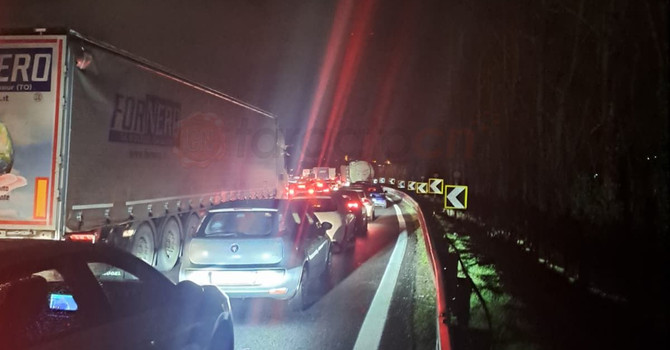 Mezzi in coda sulla tangenziale albese