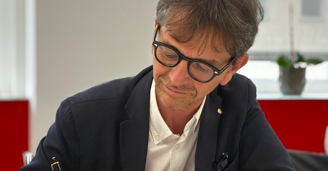 Il presidente Di Caro firma i documenti necessari al subentro Il presidente Di Caro firma i documenti necessari al subentro