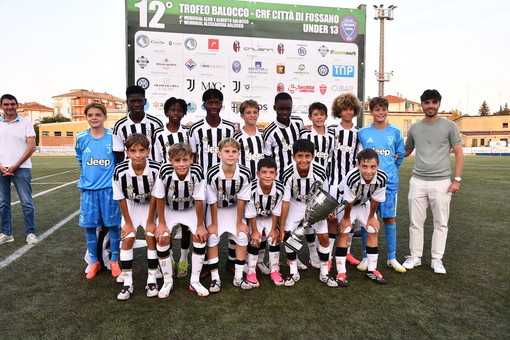 Nelle foto le formazioni di Juventus e Inter vincitrici del torneo Nelle foto le formazioni di Juventus e Inter vincitrici del torneo