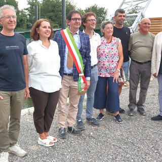 Il sindaco Claudio Ambrogio con tecnici e rappresentanti dell'amministrazione comunale durante la cerimonia dedicata al varo progetto Bealera Maestra, nell'agosto scorso