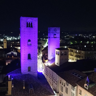 Alba aderisce alla Giornata Mondiale sulla Fibromialgia con monumenti illuminati e una nuova panchina viola