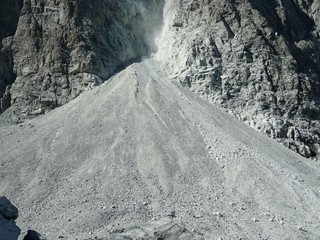 Particolare del cono detritico, con in evidenza, sulla parte a destra, l’accumulo recente più chiaro (foto Arpa Piemonte) Particolare del cono detritico, con in evidenza, sulla parte a destra, l’accumulo recente più chiaro (foto Arpa Piemonte)