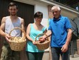 Nicolò, Milena e Gino con le ceste di patate e di fagioli borlotti