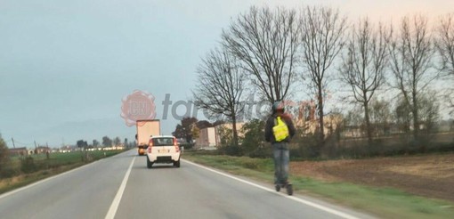 Investiti mentre camminavano lungo la Statale 28, i social: "Tragedia annunciata"