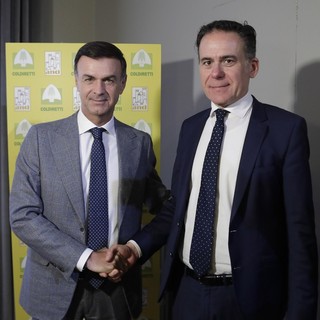 A siglare l'intesa il presidente nazionale di Coldiretti Ettore Prandini, a sinistra, e il sindaco di Pisa e delegato nazionale Anci per l’agricoltura Michele Conti (foto Coldiretti)