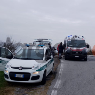 Incidente a La Morra, motociclista perde il controllo e finisce a terra