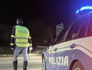 Decine di bottiglie di liquore e pacchi di caffè occultati su una vettura fermata in autostrada