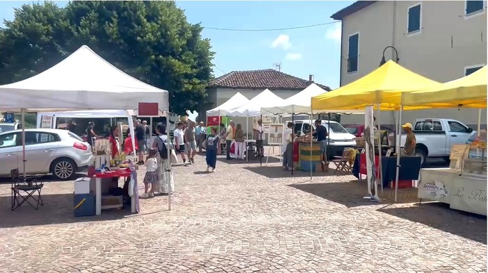 In piazza Roma bancarelle di eccellenze roerine a km zero In piazza Roma bancarelle di eccellenze roerine a km zero