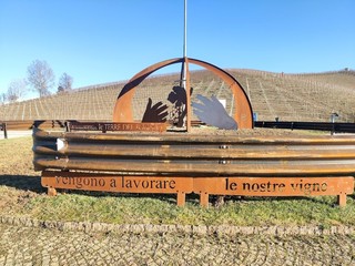 Nelle foto alcuni momenti dell'inaugurazione e della presentazione tenuta presso la cantina Terre del Barolo