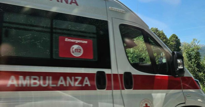 Ciclista grave al "Santa Croce" dopo l’uscita di strada a Serravalle Langhe [VIDEO]