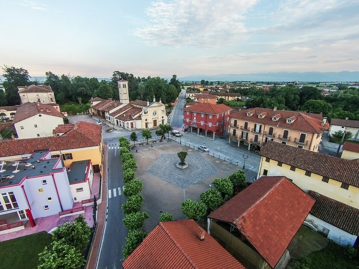 Nuove installazioni nel cuore di Salmour e Sant’Antonino: aiuola in piazza Caduti e giostra restaurata in frazione Nuove installazioni nel cuore di Salmour e Sant’Antonino: aiuola in piazza Caduti e giostra restaurata in frazione